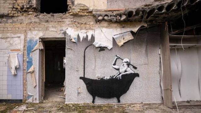 Ο Banksy φτιάχνει γκραφίτι στα χαλάσματα ουκρανικών πόλεων (video),