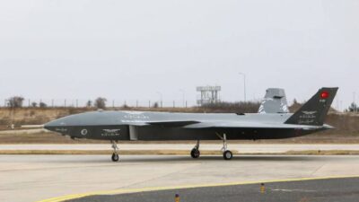 Το τουρκικό Kızılelma καταρρίπτει εναέριο στόχο σε δοκιμή πραγματικών πυρών