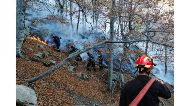 Δύο πυροσβέστες τραυματίες από την πυρκαγιά στην Ρόδο