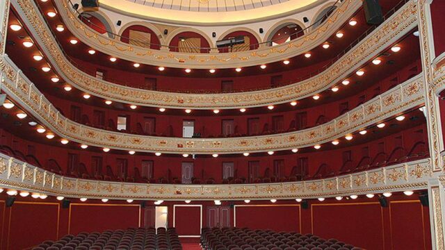 Θέατρο Πειραιά: Κατάρρευση σκηνής τραυματίζει ελαφρά μαθητές