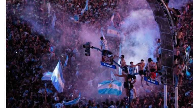 Ξέφρενο πάρτι στην Αργεντινή για την Ομάδα του Μέσι (video)