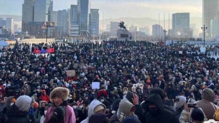 Κοινωνική έκρηξη στην Μογγολία – Εισβολή διαδηλωτών στο Προεδρικό Μέγαρο (video)