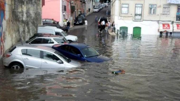 Σε κατάσταση συναγερμού η Λισαβόνα λόγω των πλημμυρών (video),