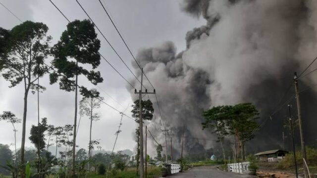 Συναγερμός στην Ινδονησία για την έκρηξη του ηφαιστείου Σεμέρου (video),