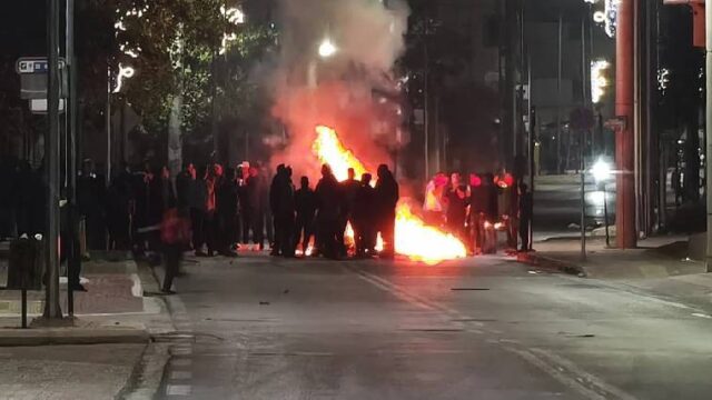 Νέα επεισόδια από Ρομά – Πυρπόλησαν λεωφορείο στο Μενίδι (upd)