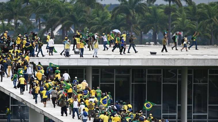 Στο προεδρικό ο Λούλα - Εκατοντάδες συλλήψεις οπαδών του Μπολσονάρο,
