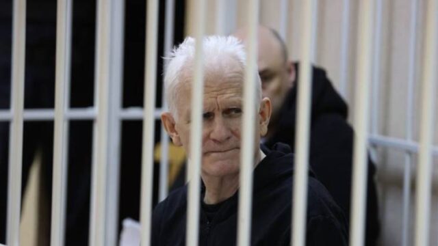 Άρχισε η δίκη του νομπελίστα Μπιαλιάτσκι στο Μινσκ μέσα σε κλουβί
