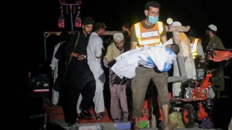 Δύο τραγωδίες στις πακιστανικές μεταφορές με δεκάδες νεκρούς (video),