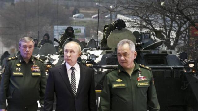 Ο Πούτιν απομακρύνει τον υπουργό Άμυνας – Κίεβο: Δύσκολη η κατάσταση
