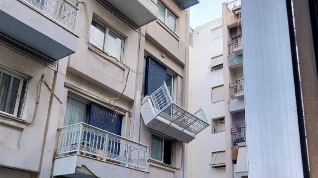 Μπαλκόνι ξενοδοχείου κρέμεται στον αέρα στην Συγγρού!