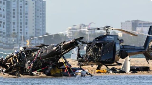 Καρέ - καρέ η σύγκρουση δύο ελικοπτέρων στον αέρα (video)