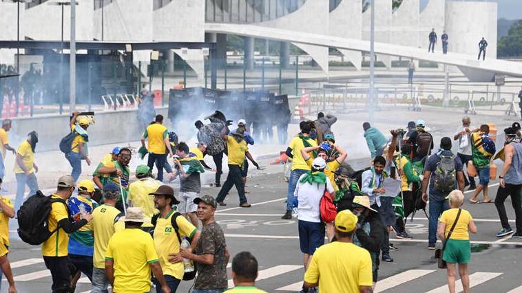 Βραζιλία: Έφοδος στο Κογκρέσο από οπαδούς του Μπολσονάρο (video)