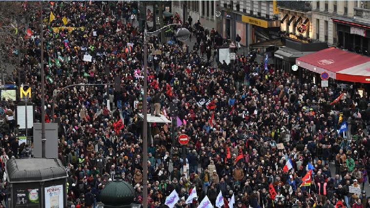 Γιατί ξεσηκώθηκαν οι Γάλλοι – 250 μαζικές διαδηλώσεις σε όλη την χώρα