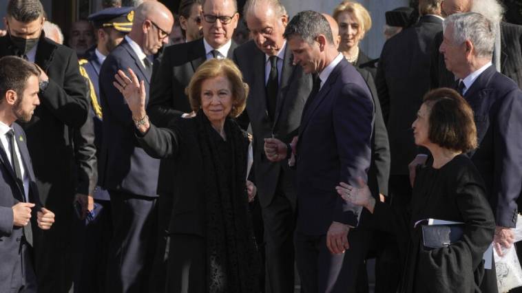 Τα διεθνή μέσα ενημέρωσης για την κηδεία του τέως βασιλιά, Νεφέλη Λυγερού