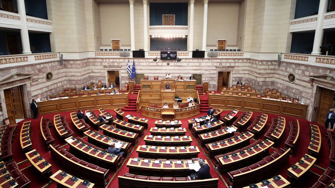 Tροπολογία για το κόμμα Κασιδιάρη: Ποια χαρτιά θα ανοίξουν τα κόμματα στη Βουλή