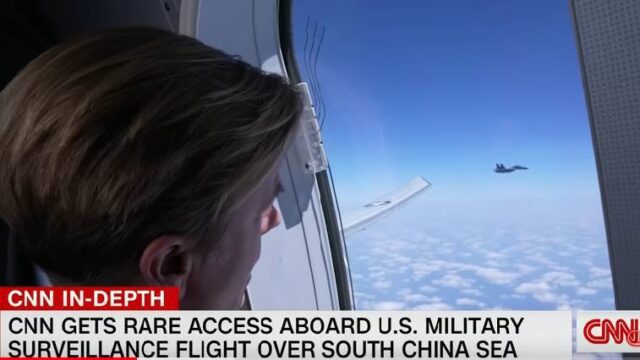 Καρέ- καρέ η "παρενόχληση" αμερικανικού αεροσκάφους από κινέζικο μαχητικό