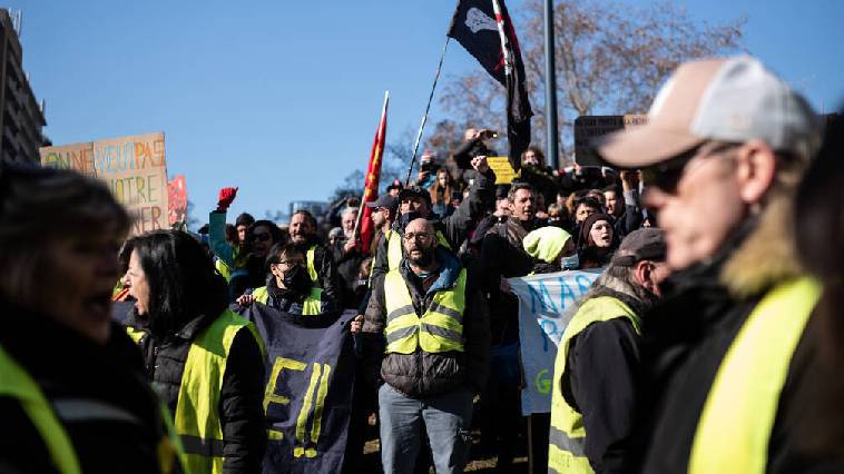 Παραλύει η Γαλλία για το συνταξιοδοτικό (video)