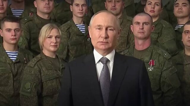 Πούτιν: "Ηλίθιοι νεοφασίστες οι ηγέτες των Ουκρανών"