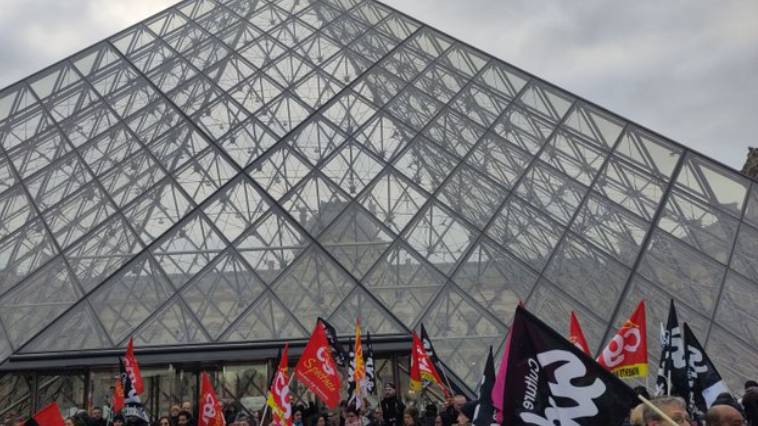 Διαδηλωτές στο Παρίσι απέκλεισαν το μουσείο του Λούβρου,