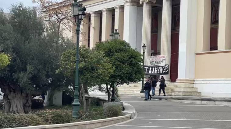 Επέμβαση της Αστυνομίας στα Προπύλαια - Εκκενώθηκε η κατάληψη,