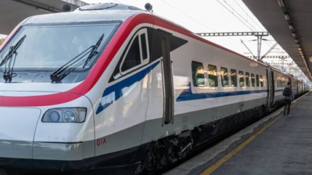 Hellenic Train: Αμαξοστοιχία προσέκρουσε σε πεσμένα δέντρα - Δεν υπάρχουν τραυματίες