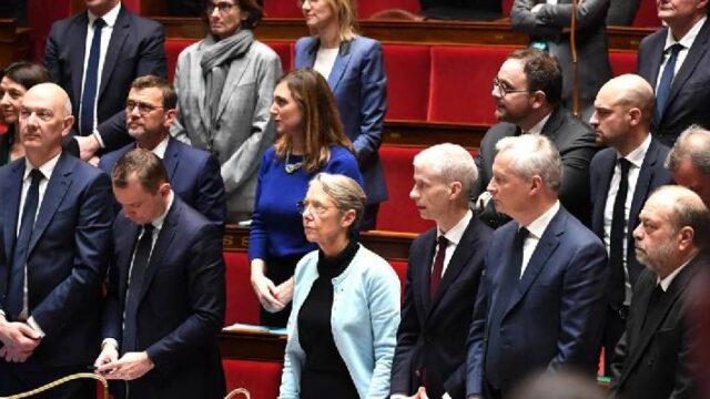 Γαλλία: Δεν πέρασαν οι προτάσεις μομφής – Αναβρασμός και νέες απεργίες