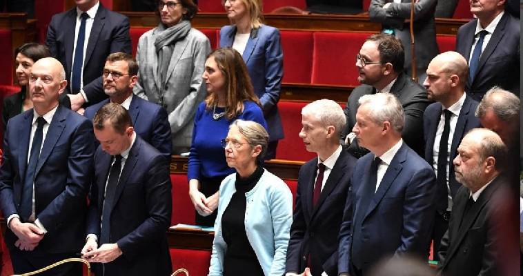 Γαλλία: Δεν πέρασαν οι προτάσεις μομφής – Αναβρασμός και νέες απεργίες