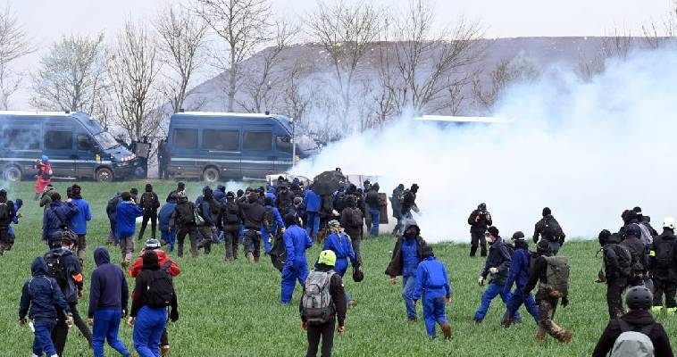 Γαλλία: Άγριες συγκρούσεις και για το νερό – Απεργιακό κύμα από συνδικάτα