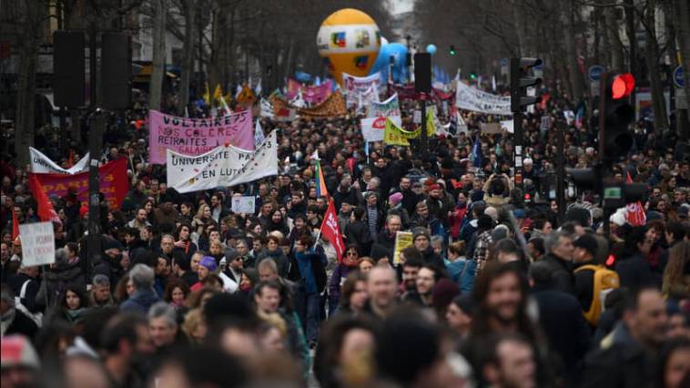 "Βούλιαξε" η Γαλλία από νέες διαδηλώσεις κατά του συνταξιοδοτικού