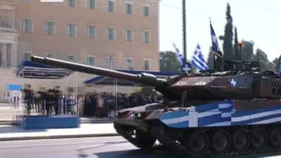 25η Μαρτίου: Σε εξέλιξη η μεγάλη στρατιωτική παρέλαση στην Αθήνα - Ένστολοι, άρματα και πλήθος κόσμου στο Σύνταγμα