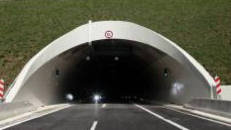 Θανατηφόρα σύγκρουση λεωφορείου ΚΤΕΛ με ΙΧ στη σήραγγα Πλαταμώνα,