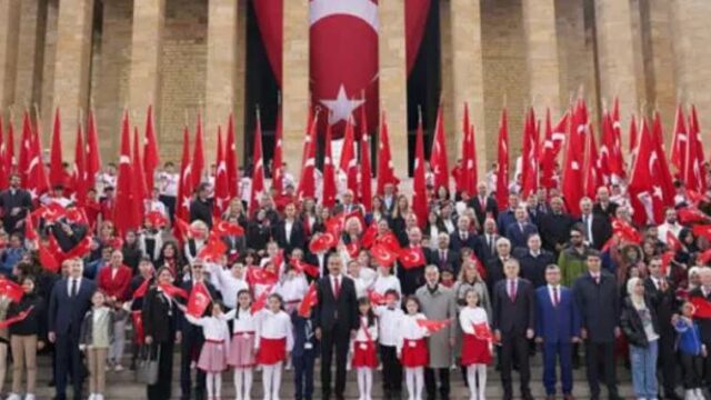 Προεκλογικό σόου Ερντογάν για την Ημέρα του Παιδιού στην Τουρκία (video)