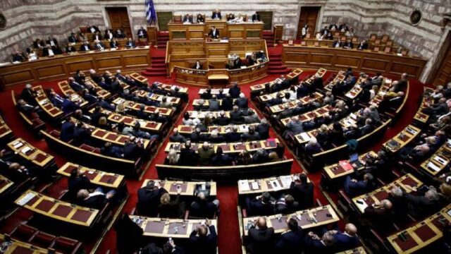 Βουλή: Στο Βήμα ο Τσίπρας για το κόμμα Κασιδιάρη
