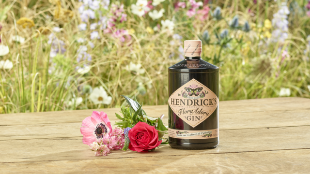 Hendrick’s FLORA ADORA GIN: Ασυνήθιστα λουλουδένια έκρηξη απόλαυσης