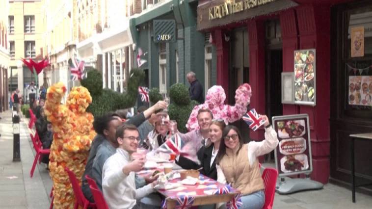 Μεγάλο γεύμα και πάρτι στη Βρετανία προς τιμήν του Κάρολου,