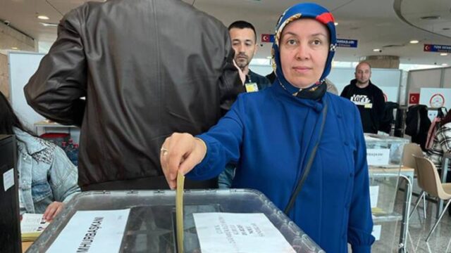 Ουρές Τούρκων ψηφοφόρων του εξωτερικού στον δεύτερο γύρο,