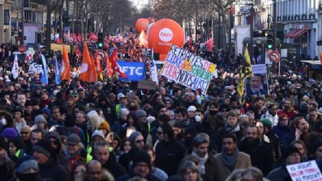 Γαλλία : Μαζικές διαδηλώσεις κατά του "συνταξιοδοτικού Μακρόν" (videos)