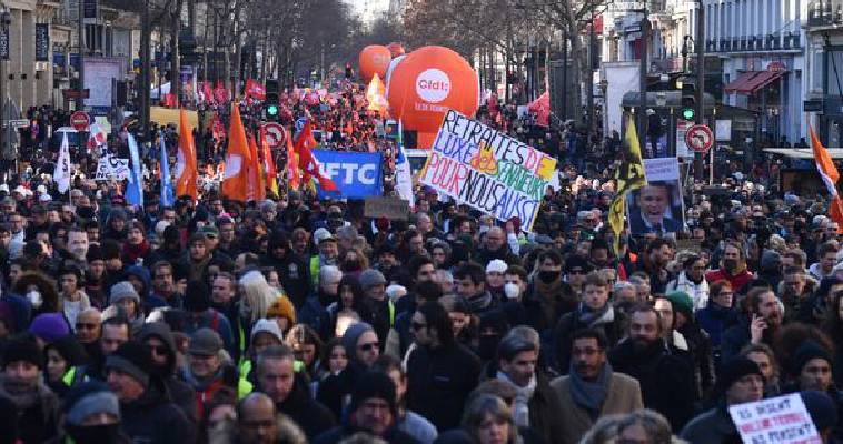 Γαλλία : Μαζικές διαδηλώσεις κατά του "συνταξιοδοτικού Μακρόν" (videos)