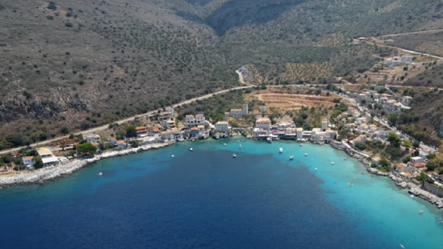 Λιμένι: Ο οικισμός όνειρο της Μάνης με τα γαλαζοπράσινα νερά