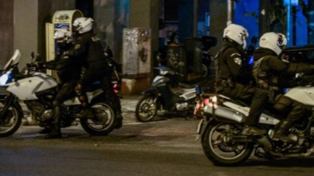 Κλεμμένο αυτοκίνητο με καλάσνικοφ και πιστόλια στο Νέο Κόσμο,