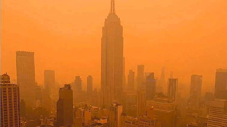Πορτοκαλί ο ουρανός πορτοκαλί και οι ουρανοξύστες – Μαρτυρία από Νέα Υόρκη