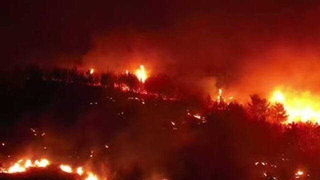 Σε εξέλιξη η φωτιά στη Χίο - Εκκενώθηκαν Διευχά και Κατάβαση