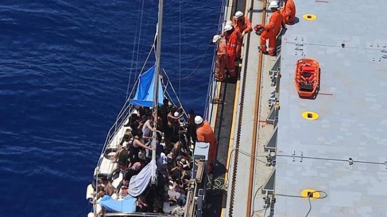 Νέο θρίλερ ανοιχτά της Πύλου με ιστιοφόρο που μεταφέρει 100 μετανάστες,