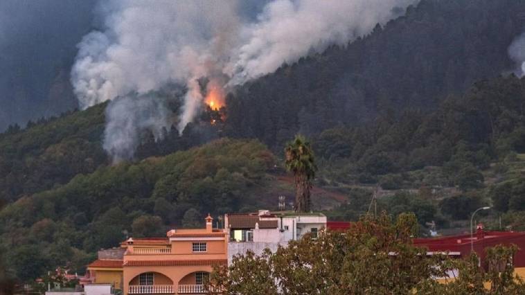 Μαζικές εκκενώσεις χωριών στην Τενερίφη - Μαίνεται για 6η μέρα η φωτιά,