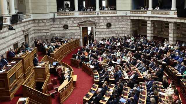 Στη Βουλή το νομοσχέδιο του υπουργείου Εσωτερικών για την επιστολική ψήφο