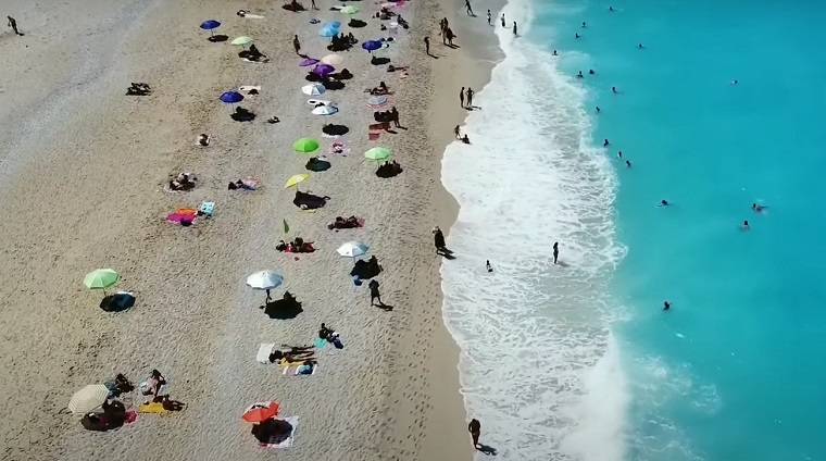 Εγκρεμνοί: Η παραλία της Λευκάδας με τα καταγάλανα νερά