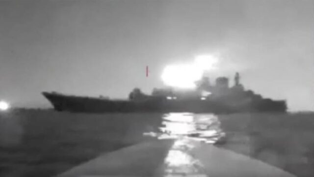 Χτύπησαν με drones ρωσικό πλοίο – Επίθεση στη βάση του Νοβοροσίσκ (videos)