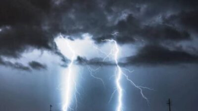 Καιρός: Βροχές, καταιγίδες και θυελλώδεις άνεμοι την Τρίτη