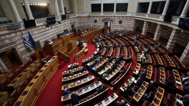 Κόντρα ΠΑΣΟΚ - ΚΚΕ στη Βουλή για την τραγωδία στα Τέμπη