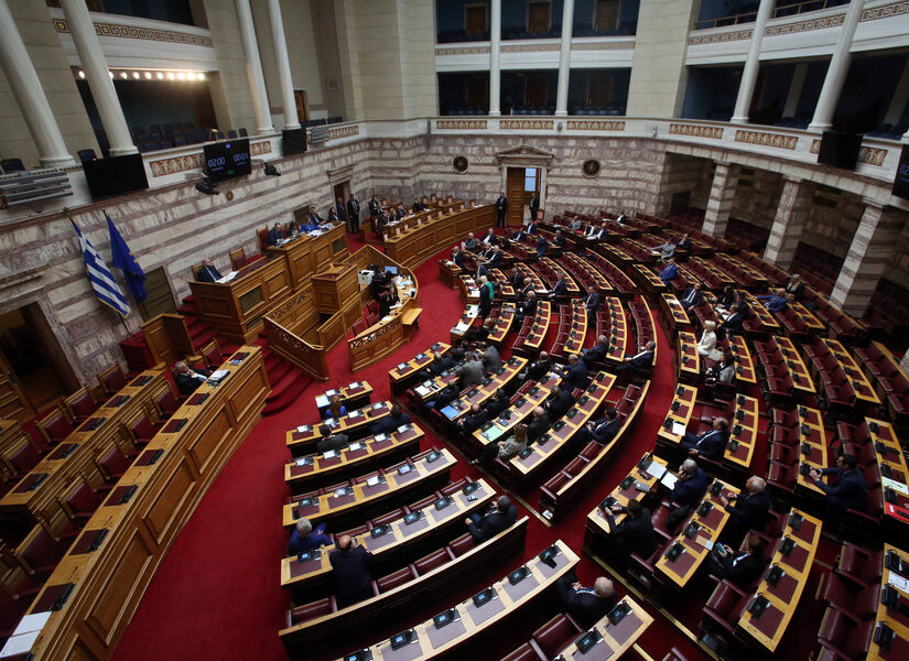Κόντρα ΠΑΣΟΚ - ΚΚΕ στη Βουλή για την τραγωδία στα Τέμπη